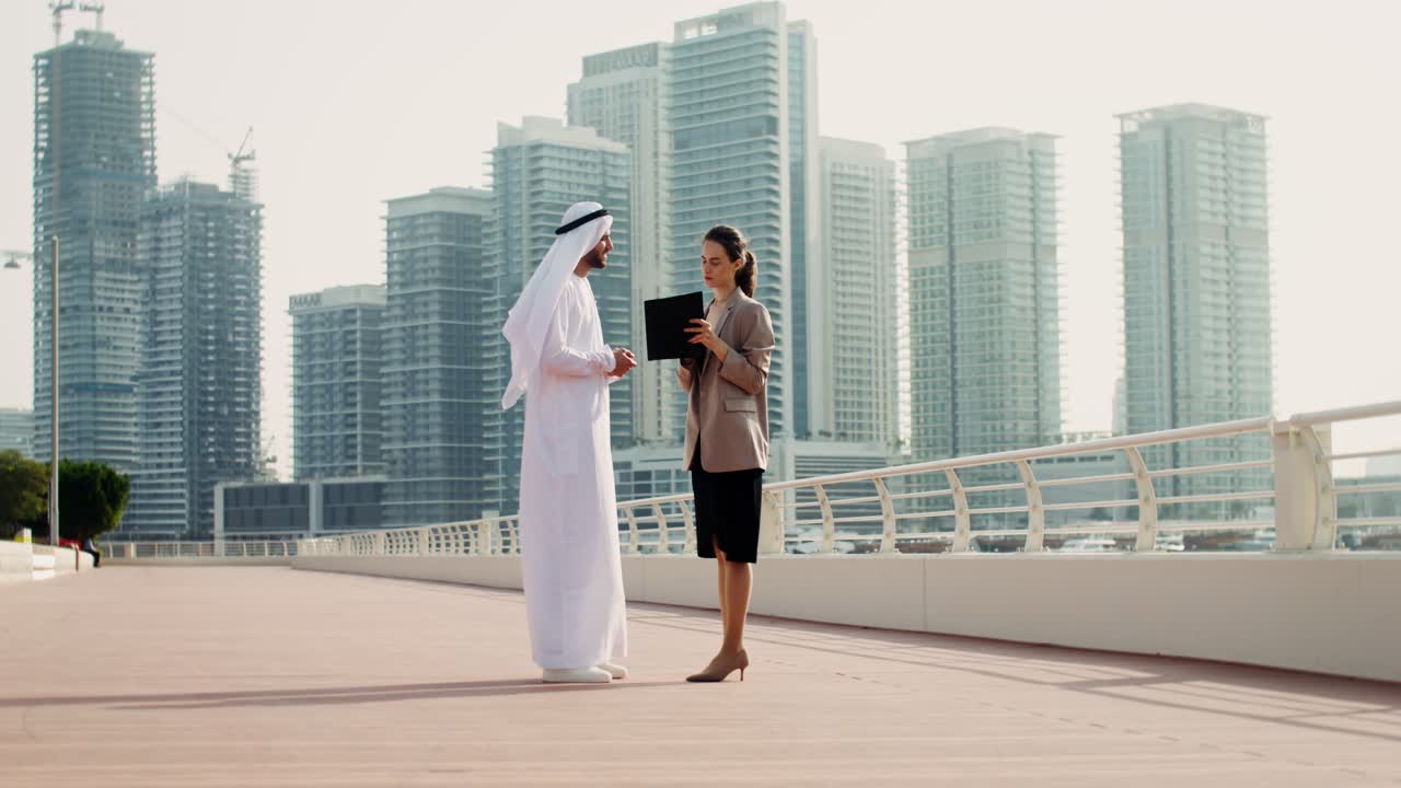 reunión de negocios en el paisaje urbano de dubai