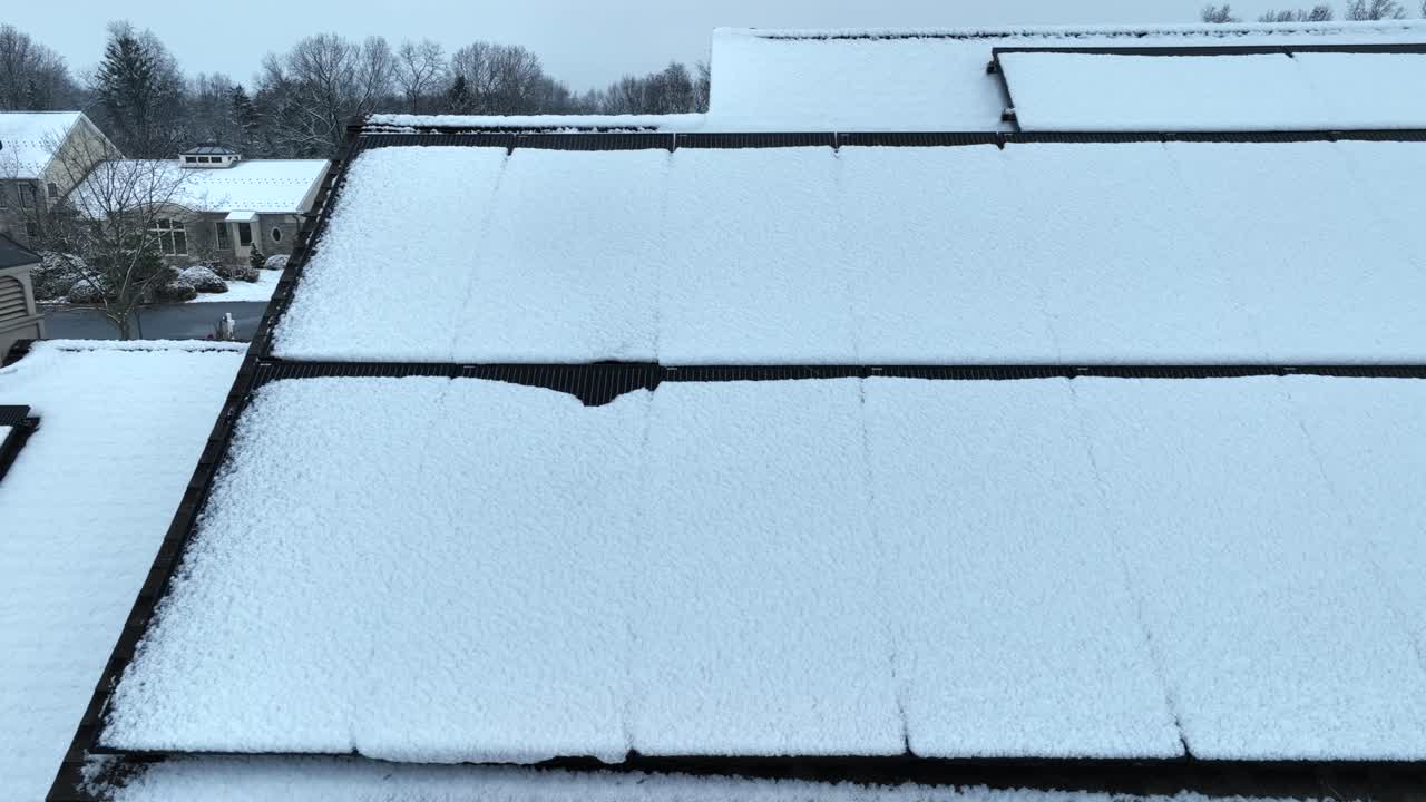 paneles solares cubiertos de nieve