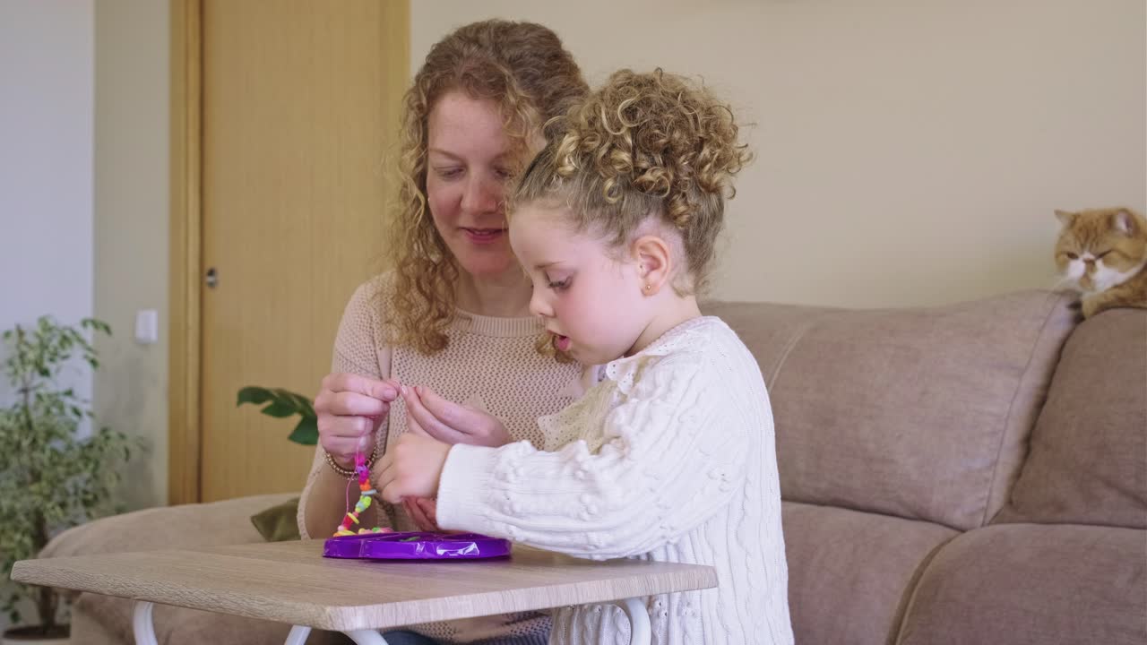 madre e hija jugando juntas