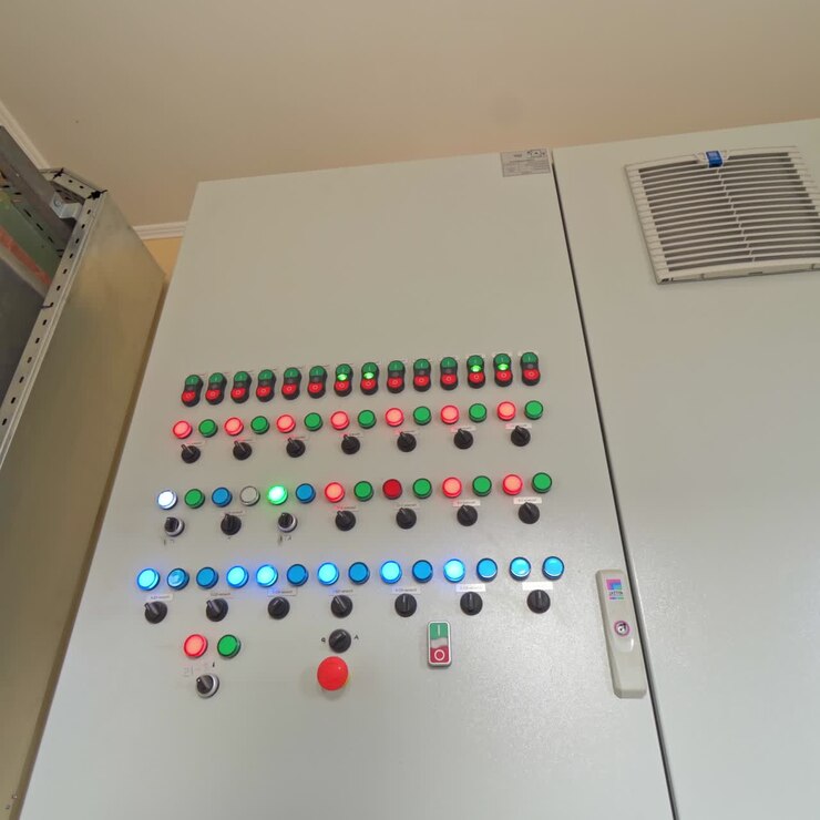 Kontrolpanel med mange knapper indendørs. Industrielt panel med kontrolknapper på et industrianlæg.