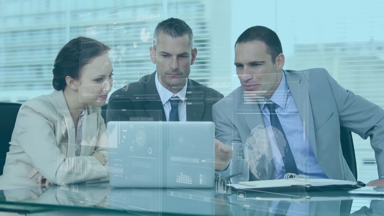 animazione dell'elaborazione dei dati finanziari su diversi uomini d'affari in ufficio