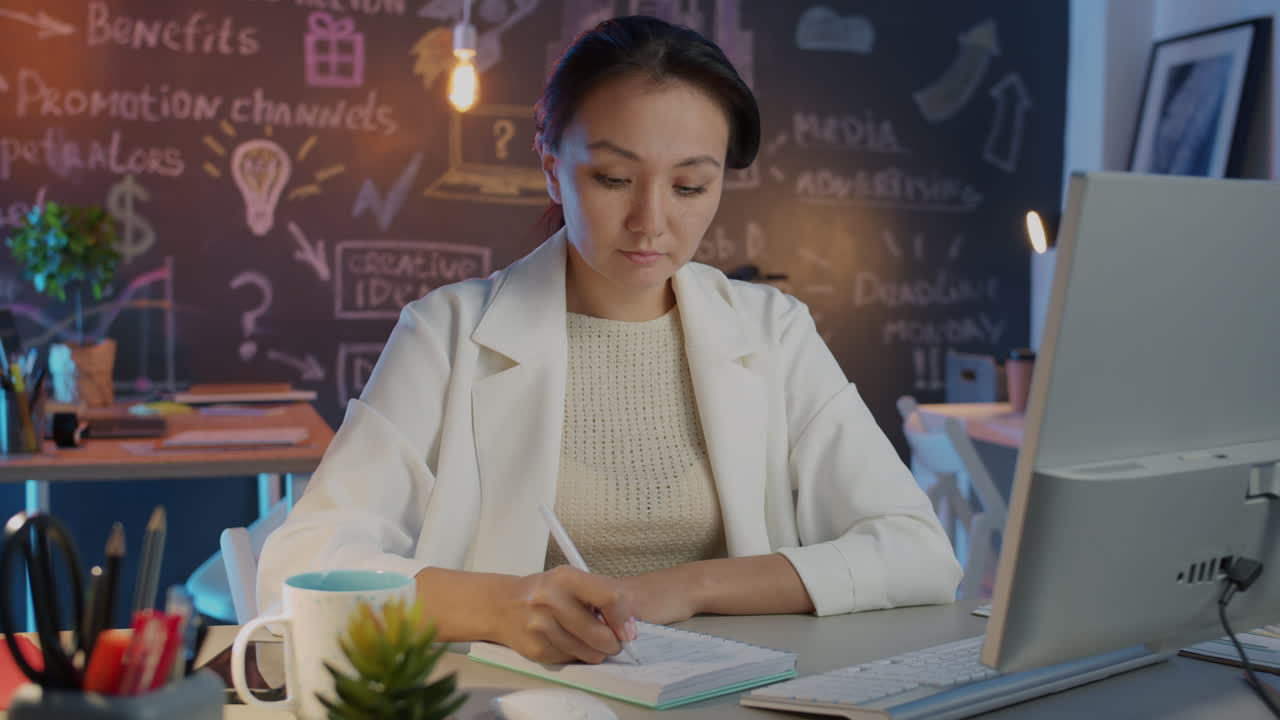 mujer de negocios que trabaja en una oficina