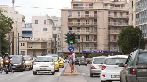 turistas esperando para cruzar la calle