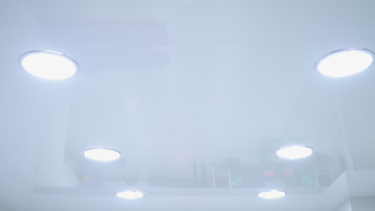 두 개의 천장 불빛이 먼저 빛나고, 나머지는 현대적인 인테리어에 밝은 빛을 내며, 반이는 표면은 불빛을 반사하여 방에서 우아하고 미래적인 분위기를 만니다.