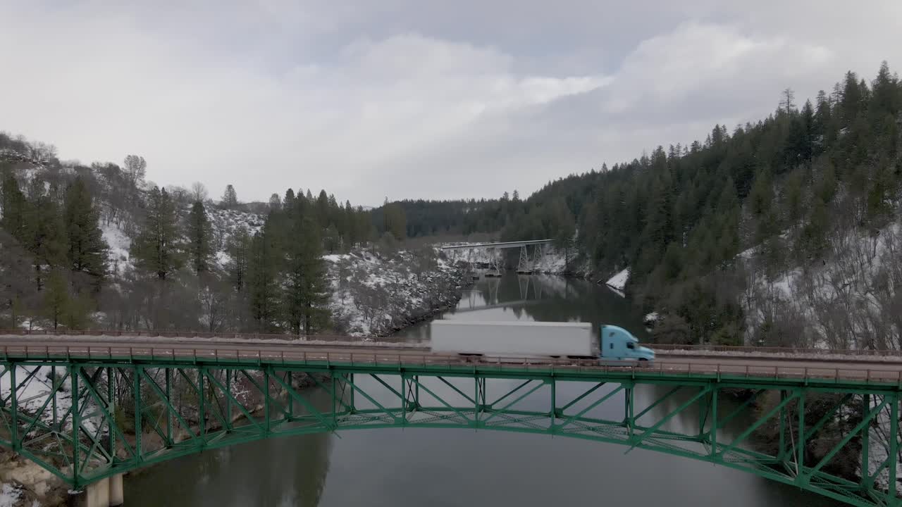 semi camión cruzando un río cerca del parque nacional de yellowstone