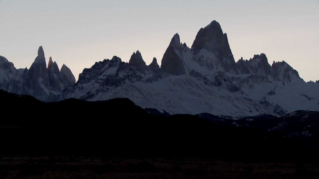 La straordinaria catena montuosa del Fitzroy in Patagonia, Argentina, al tramonto