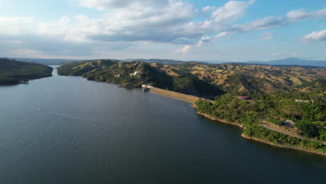 Toma-De-Establecimiento-De-Un-Lago-Artificial-Y-Un-Paisaje-Verde-De-Montaña-De-República-Dominicana