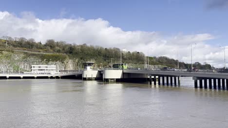 Puente-De-Arroz-De-La-Ciudad-De-Waterford-Irlanda-Y-Estación-De-Tren-Que-Pronto-Será-Demolido-Y-Reemplazado-Por-Una-Nueva-Estación-De-Tren-En-El-Desarrollo-De-Los-Muelles-Del-Norte