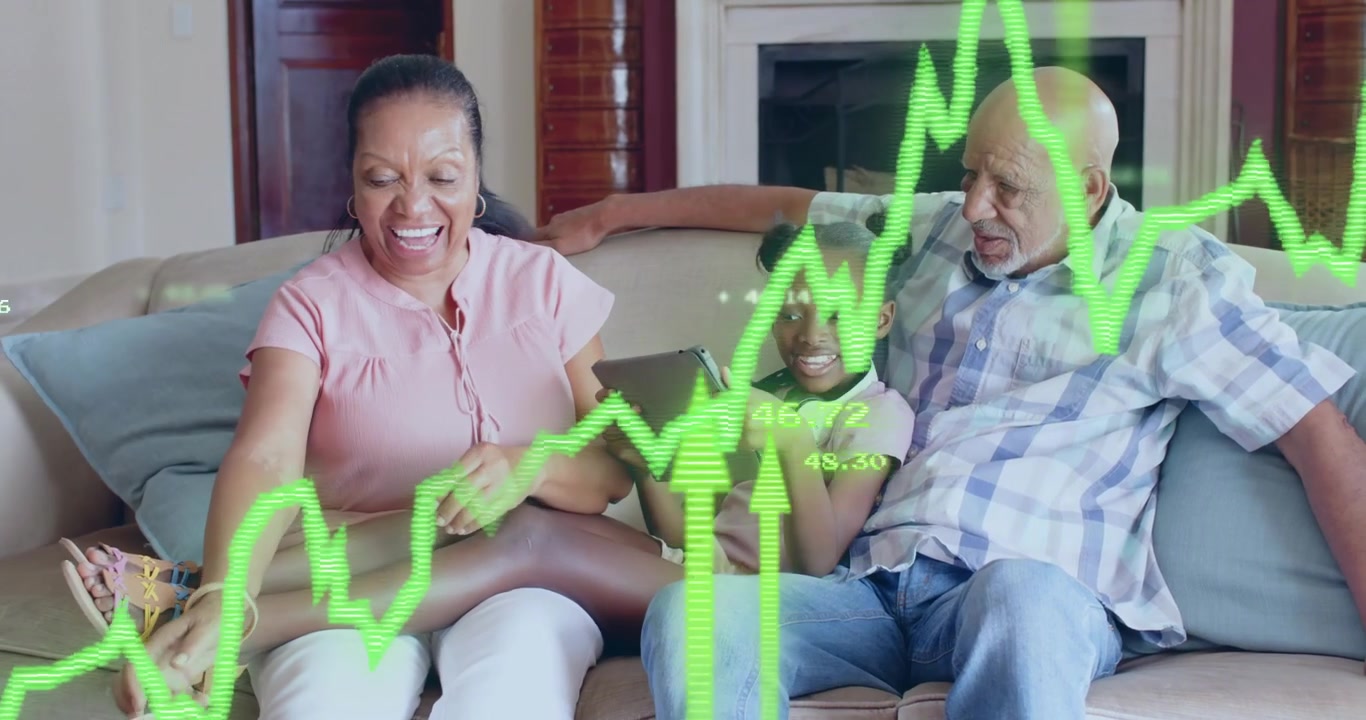 Tre-generationsfamilie, der trykker på tablet og viser finansiel diagramoverlay for markedsindsigt.