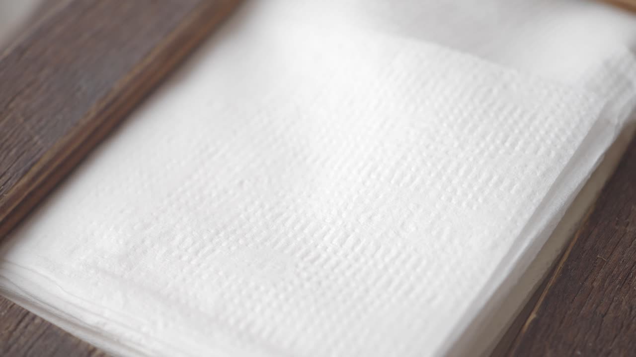 나무 들고 있는  종이 킨