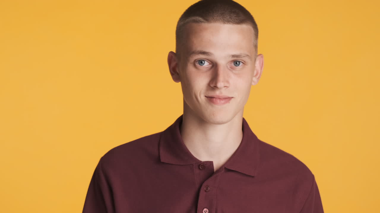 파란 눈의 젊은이가 엄지손가락을 올리고