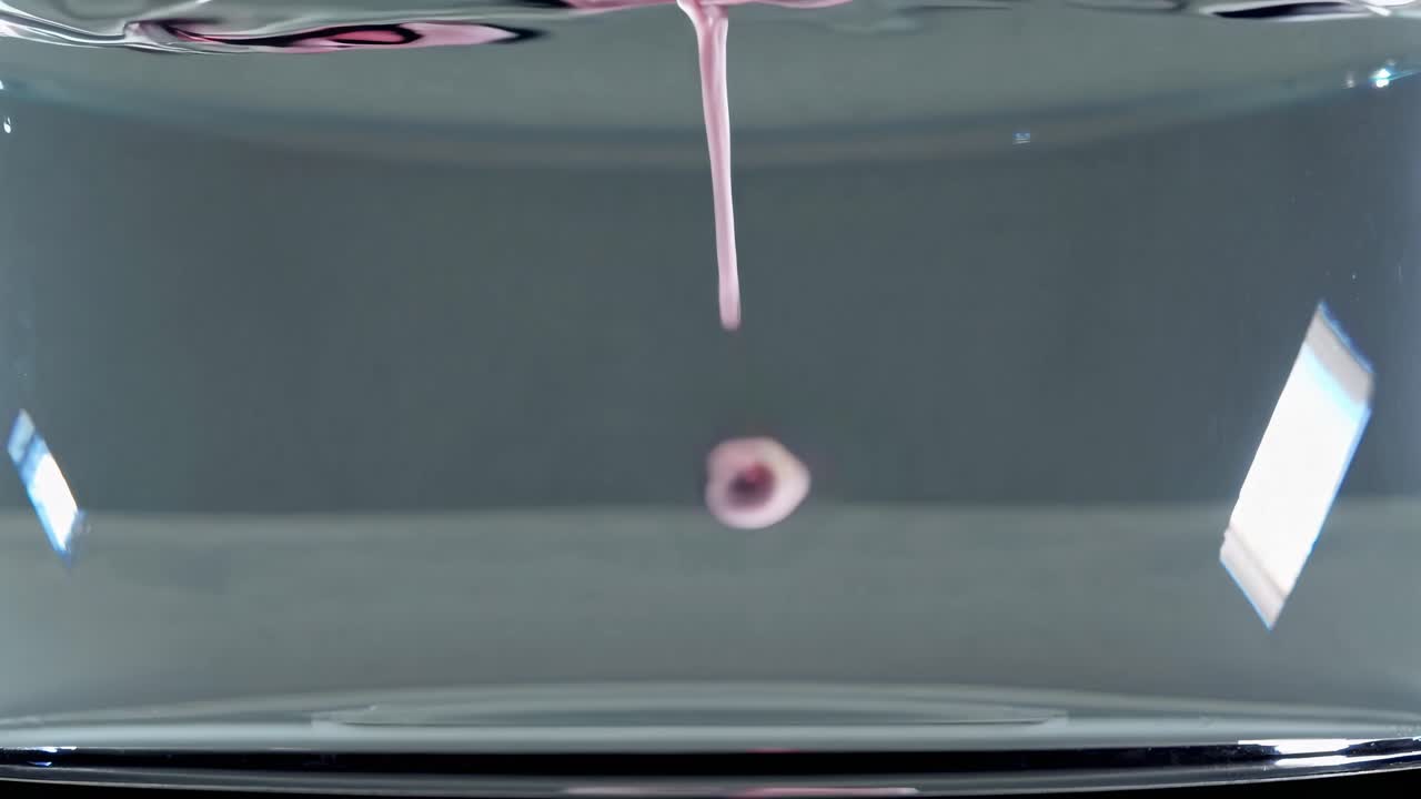 물에 분홍색 잉크