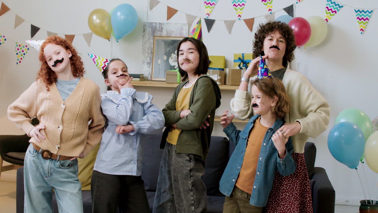 personas posando para fotos en casa