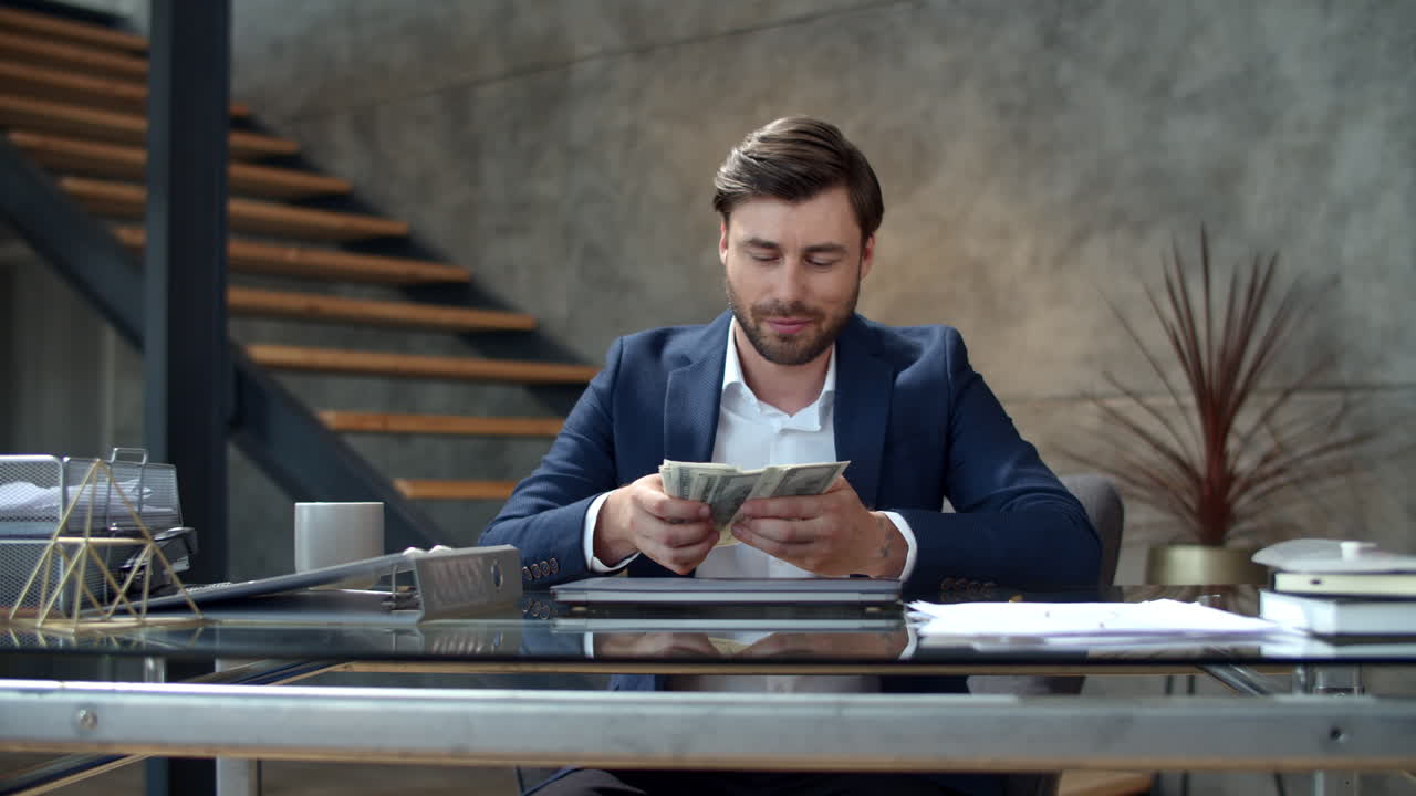 успешный бизнесмен, считающий деньги.
