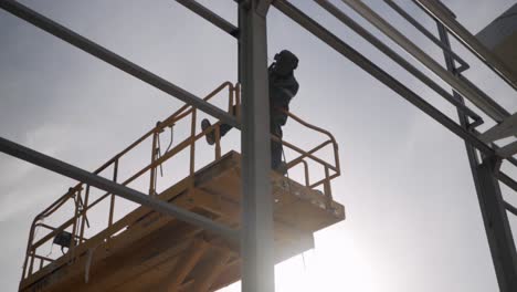 soldador para la estructura de un edificio industrial en construcción