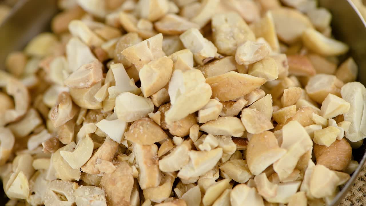 porción de nueces de caju picadas en una placa giratoria (con un bucle sin costuras)