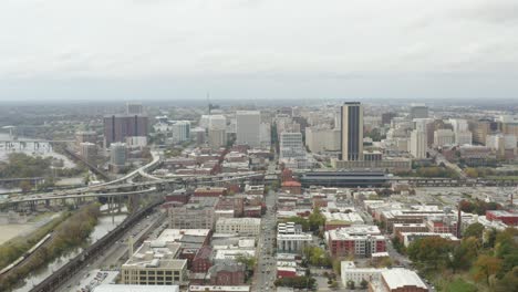 Volando-Sobre-El-Centro-De-Richmond-Hacia-El-Horizonte-De-La-Ciudad.