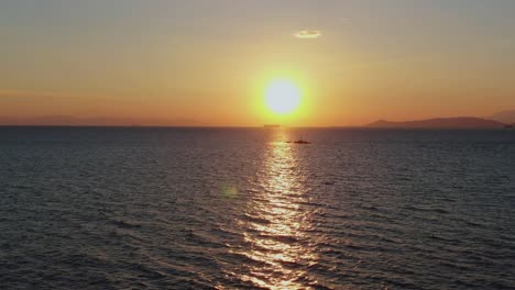 Golden-sunset-over-the-sea-in-Athens,-Greece