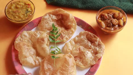 rotación chole bhature o curry de garbanzos y puri frito servido en vajilla de terracota sobre fondo amarillo