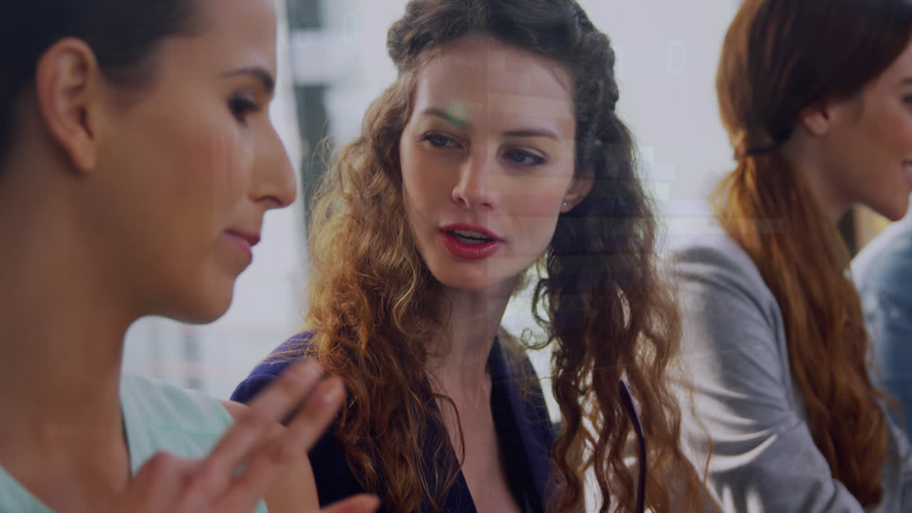 animación del procesamiento de datos estadísticos sobre dos colegas femeninas diversas que discuten en la oficina.