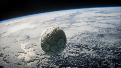 vieja pelota de fútbol en el espacio en órbita terrestre