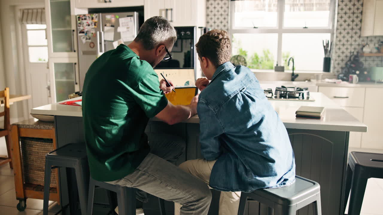 padre e hijo haciendo la tarea en la cocina