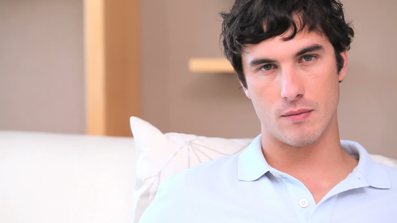 머리를 움직이는 남자