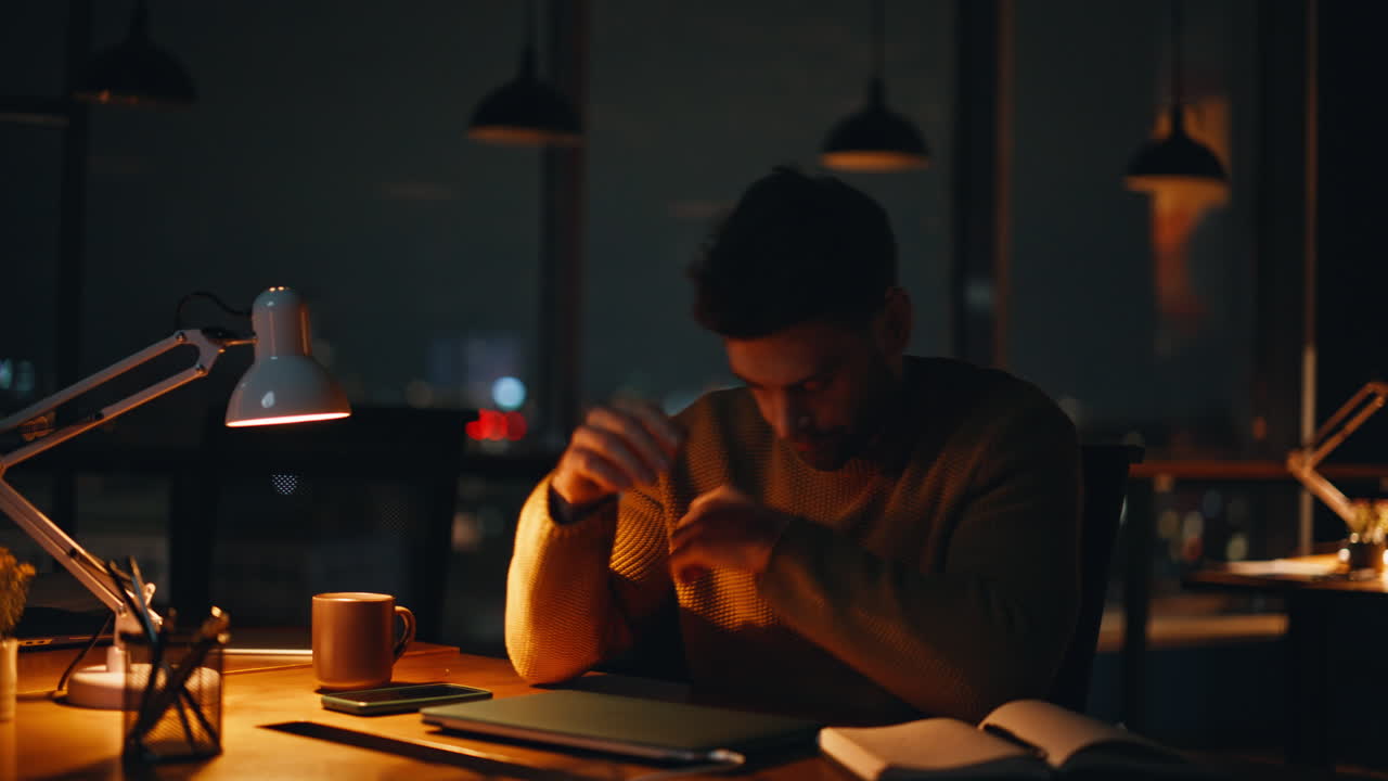 밤 늦게 일 하는 스트레스 를 받는 사람