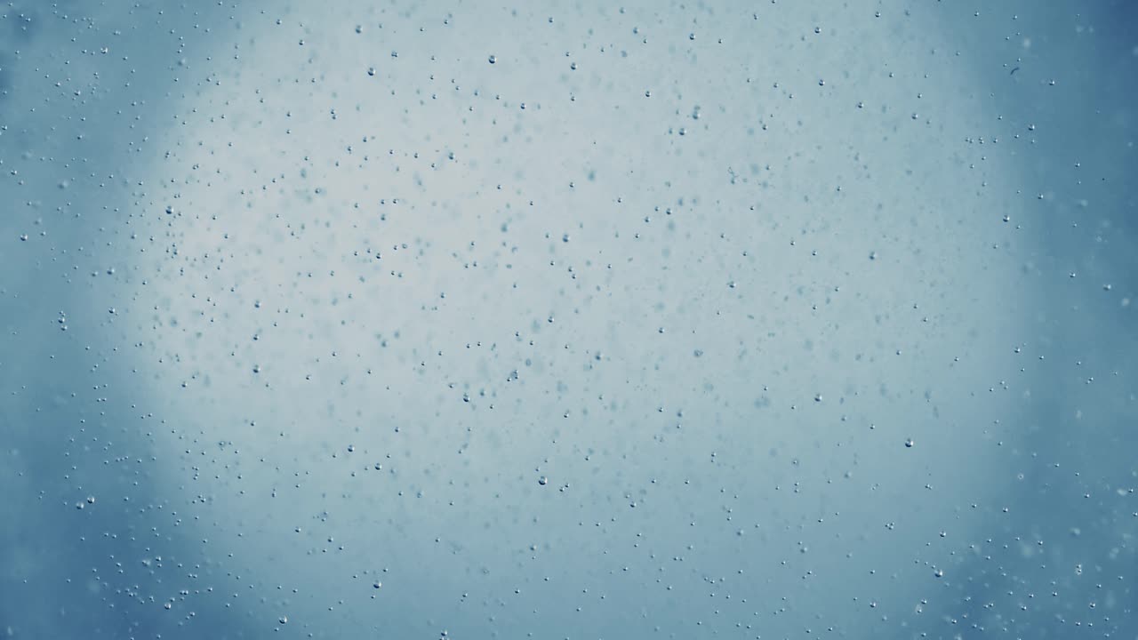 burbujas de oxígeno en el agua sobre un fondo abstracto azul