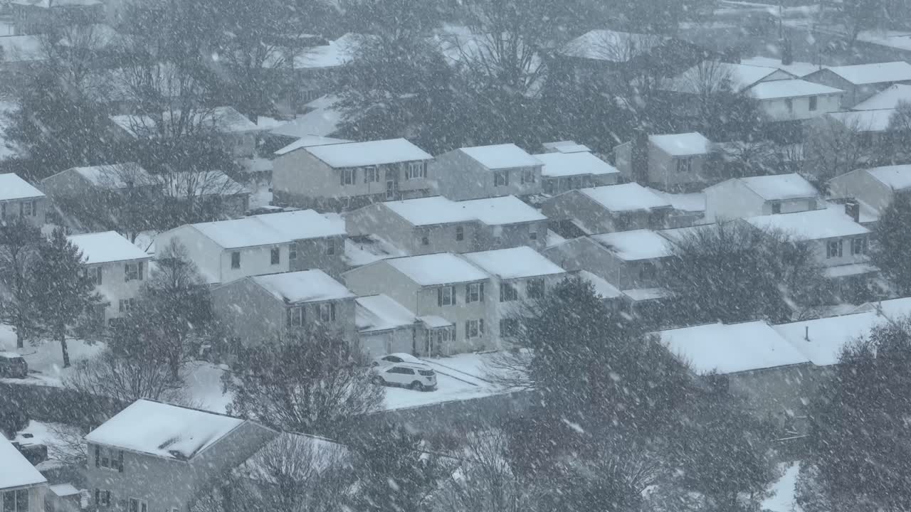 겨울 에 미국 주택 지역 에서 강한 눈 폭풍