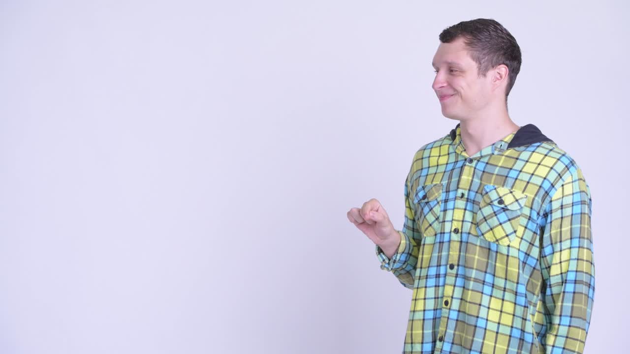 joven feliz y guapo hombre hipster