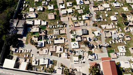 tiro de drone de un cementerio en jaffa tel aviv 4k