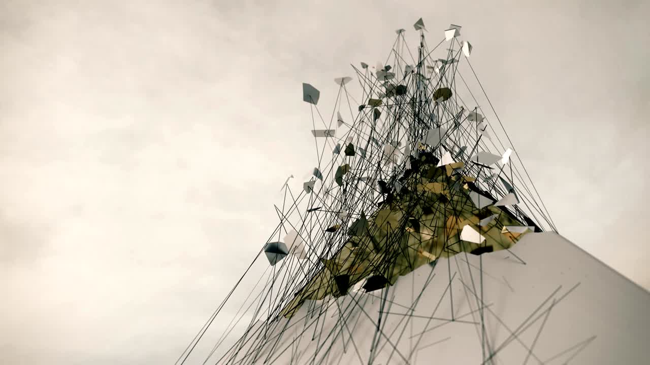 распадающаяся пирамида раскрывает золотой интерьер.