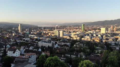 Drohne-Fliegt-Bei-Sonnenaufgang-4k-Rückwärts-über-Zürich-Stadt