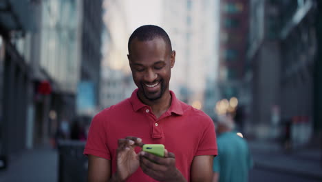 Retrato-En-Cámara-Lenta-De-Un-Hombre-Afroamericano-Feliz-Usando-Un-Teléfono-Inteligente