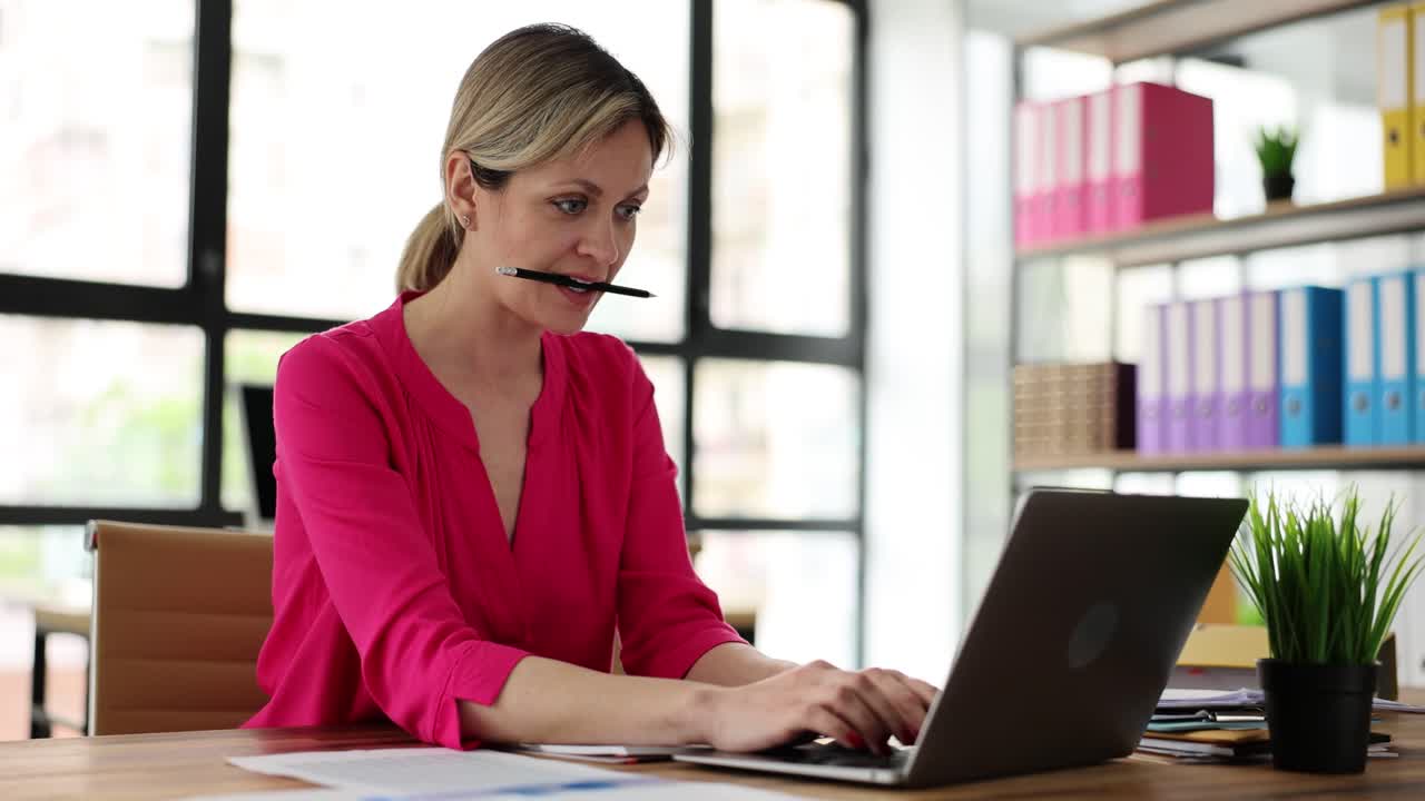 mujer trabajando en una computadora portátil en la oficina