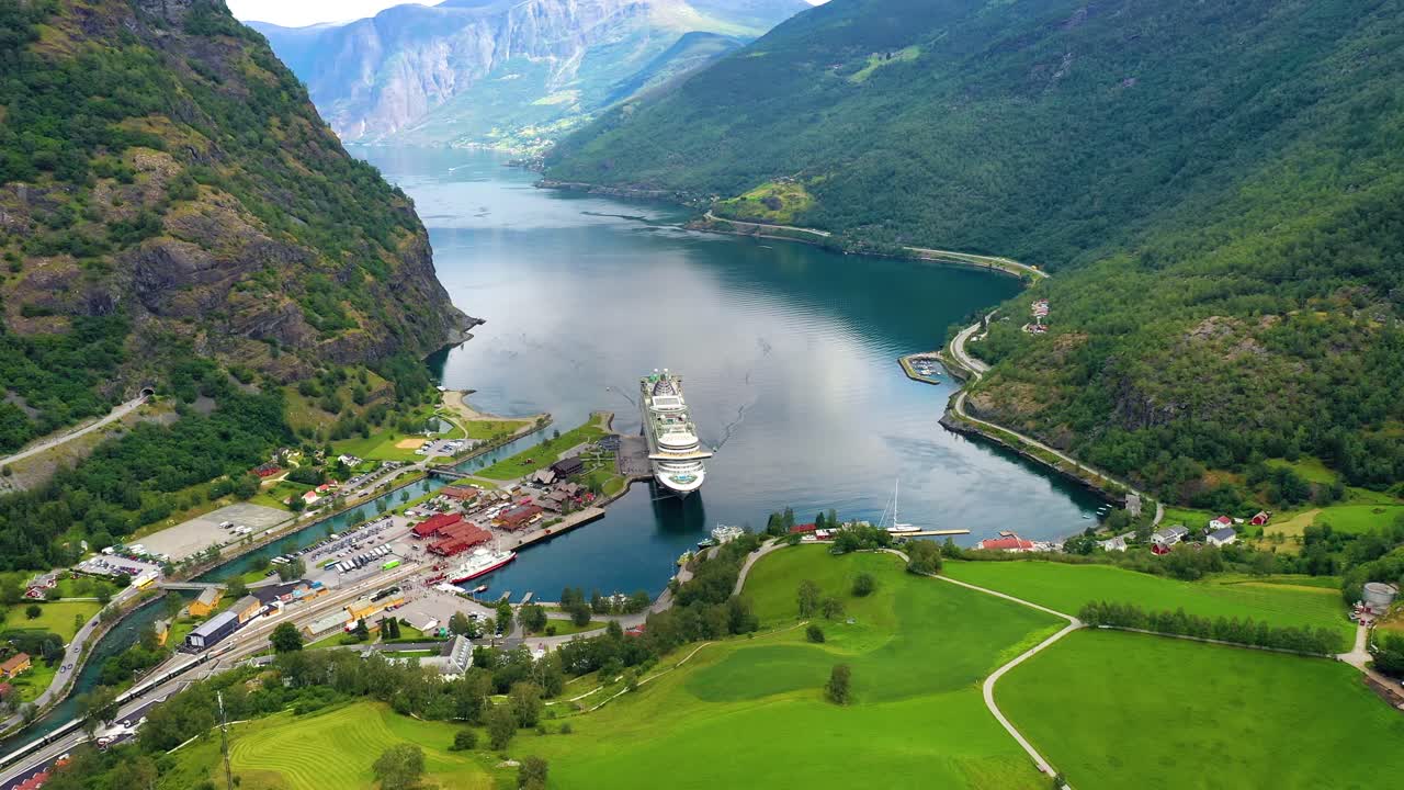 aurlandsfjord는 새벽에 불꽃의 도시입니다.
