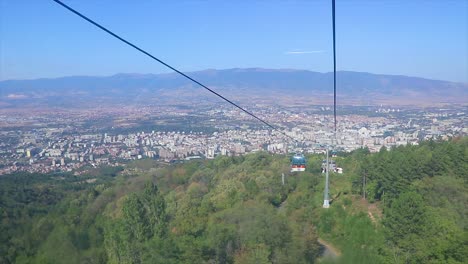 Bewegliche-Luftaufnahme-Von-Einer-Seilbahn-Mit-Mehr-Aufzugskabinen,-Die-Auf-Und-Ab-Fahren