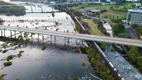 Zugfahrt-Am-Malerischen-Flussufer-In-Richmond,-Virginia-|-Luftüberführung-Nach-Hinten-|-Sommer-2021