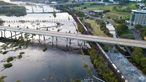 tren que viaja en la pintoresca orilla del río en richmond, virginia | paso elevado siguiendo detrás | verano 2021