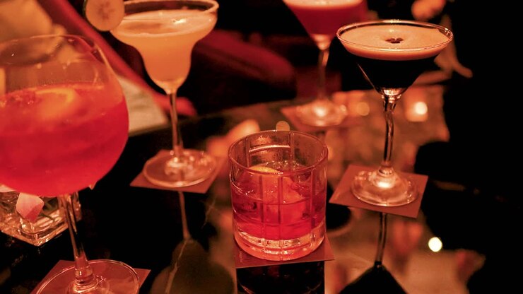 Cocktail colorati su un tavolo scarsamente illuminato