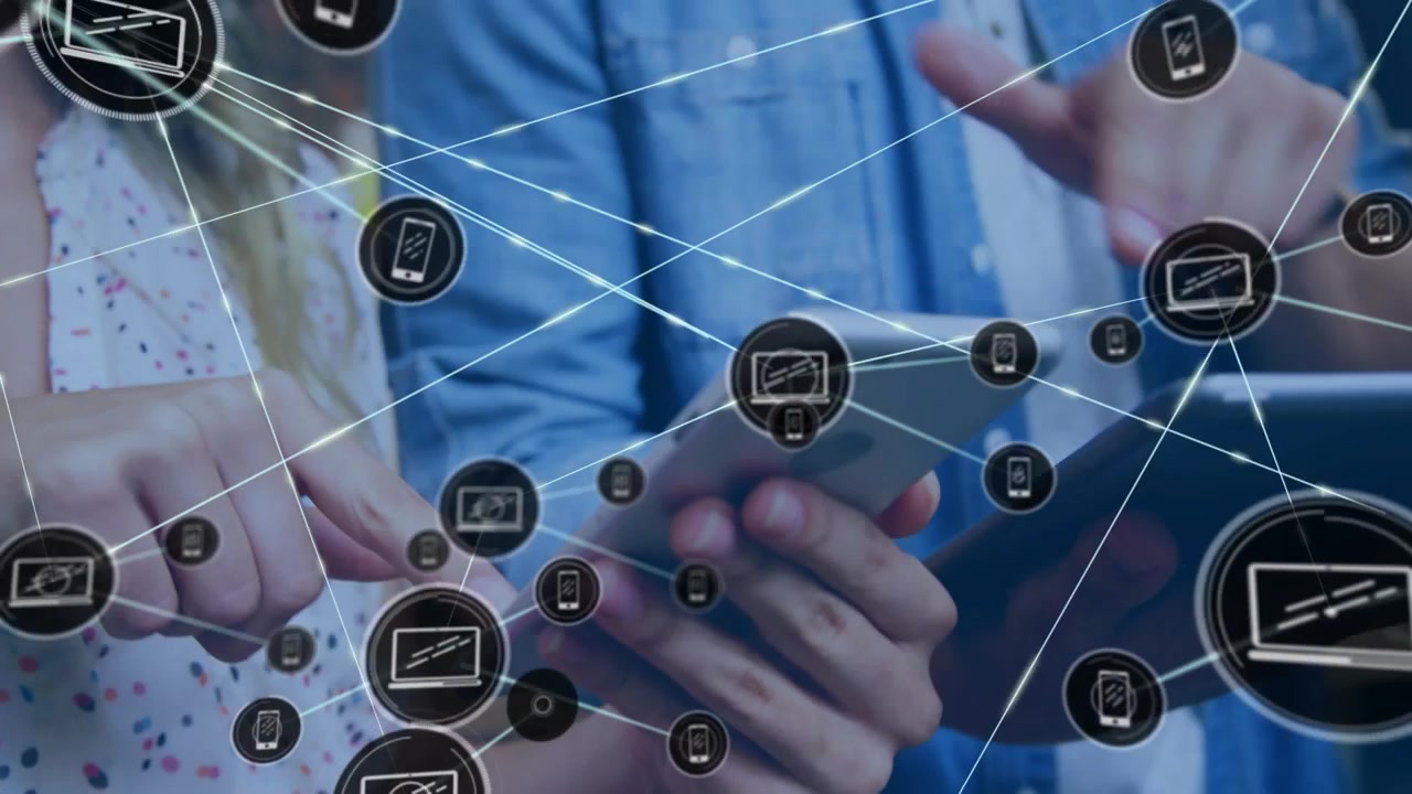 Equipo señalando y tocando una tableta mientras un único icono de red aparece y crece, ocultando las manos, mostrando tecnología.