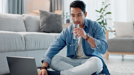 Computadora-Portátil-En-Casa,-Agua-Y-Hombre-Feliz-Escribiendo