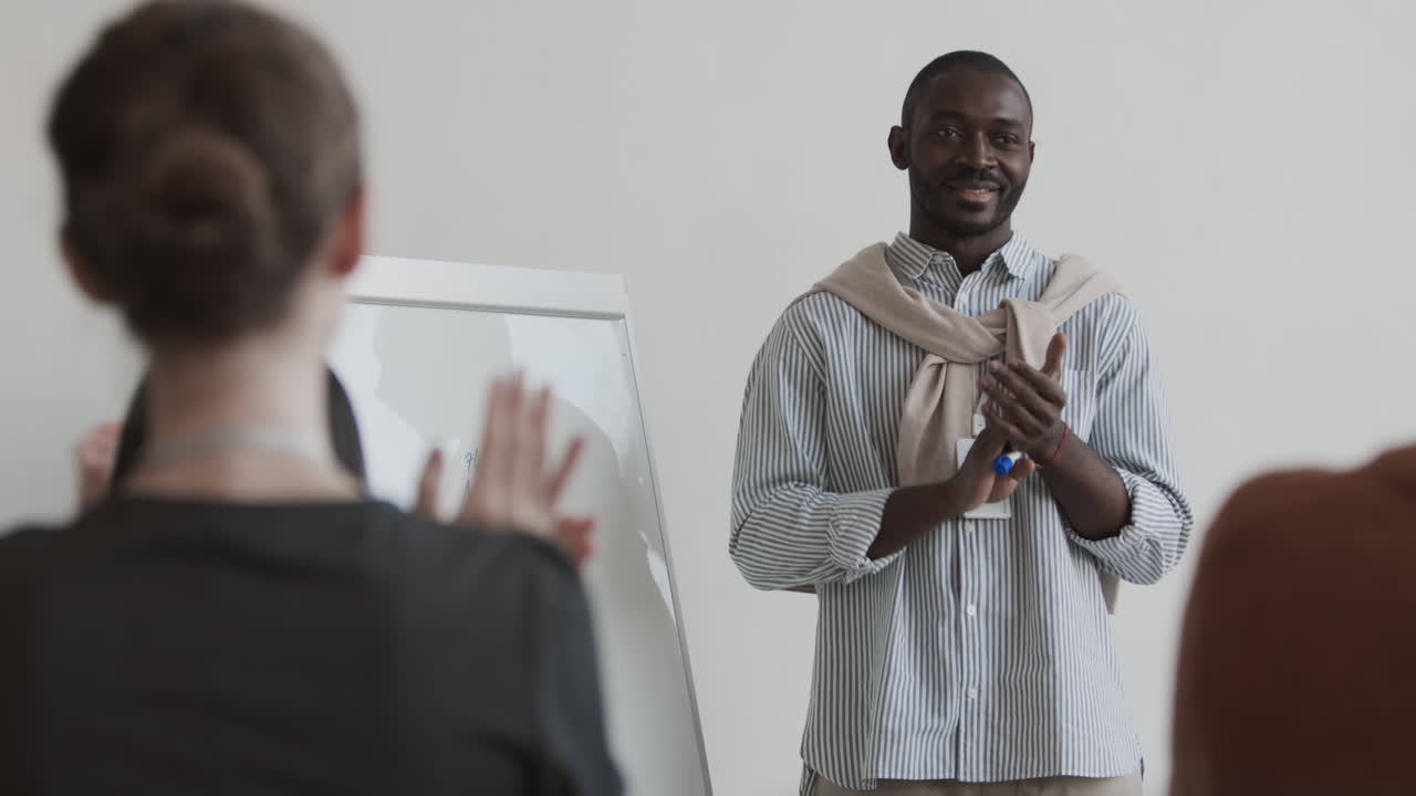 Personnes non identifiables et homme d'affaires africain applaudissant