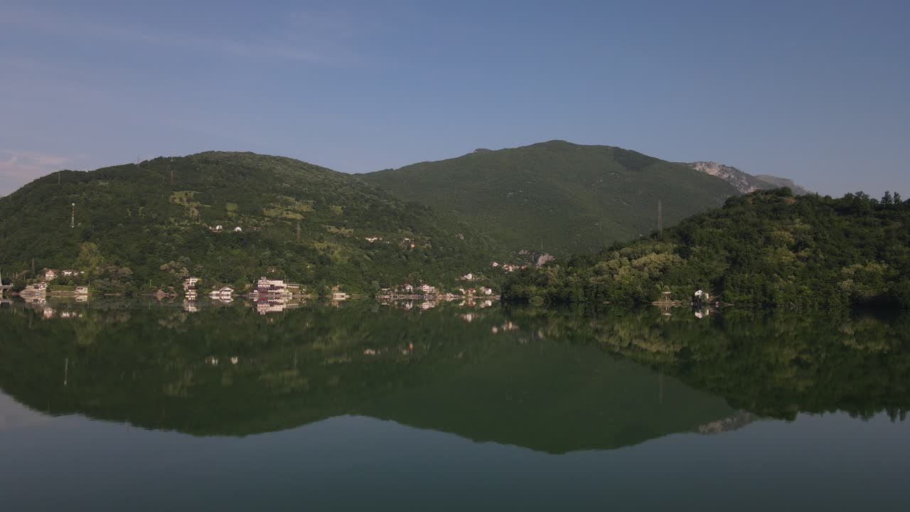 비옥한 네레트바 강 (neretva river) 의 드론 뷰, 녹색 자연을 통해 흐르는, 보스니아의 자연 아름다움, 네레트와 강, 강의 흐름, 자블라니카 시.