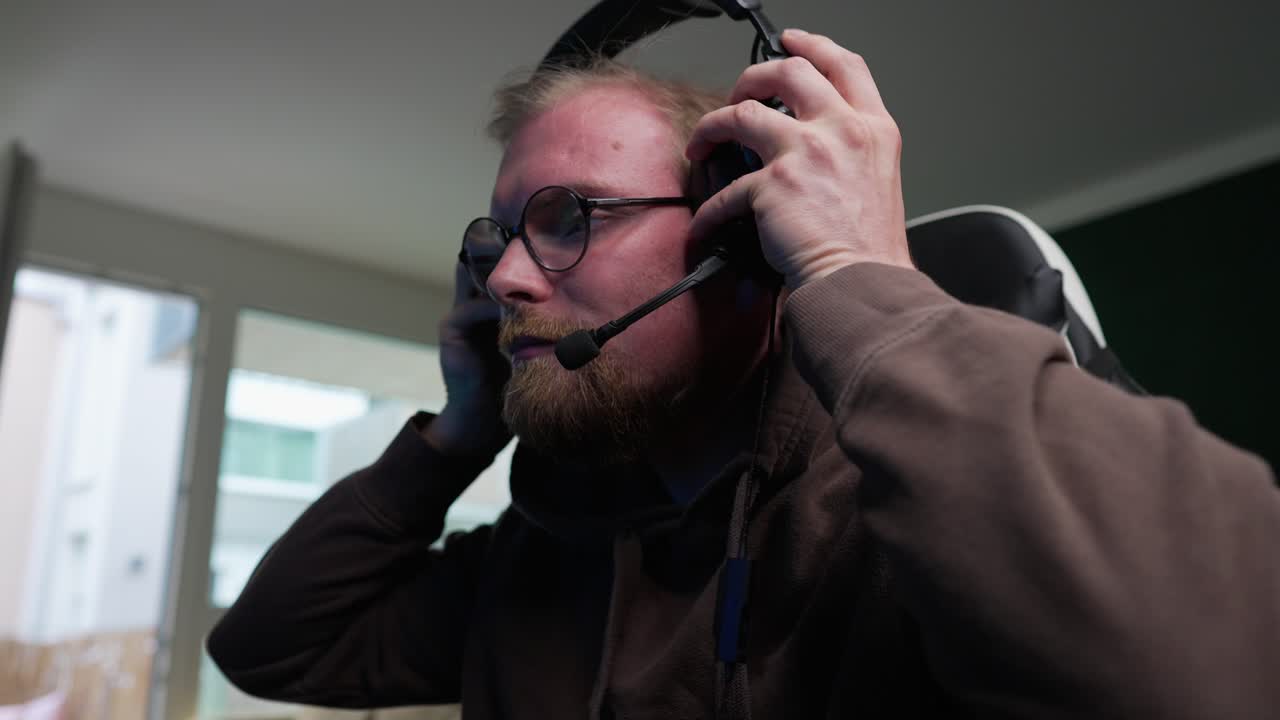 streaming - el hombre se pone los auriculares, creador de contenido, plano medio de ángulo bajo