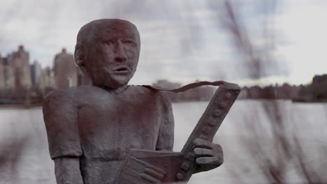 this is a video of a statue at socrates sculpture park in new york city