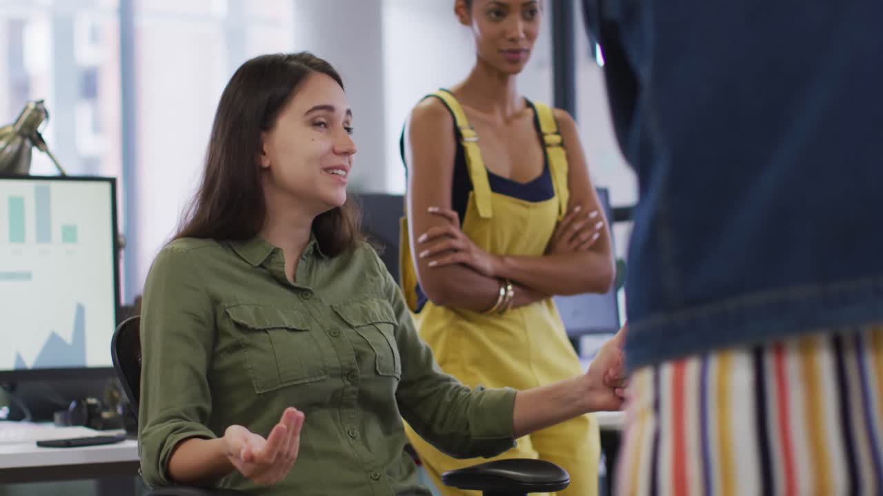 Grupo diversificado de colegas de negócios mulheres discutindo.
