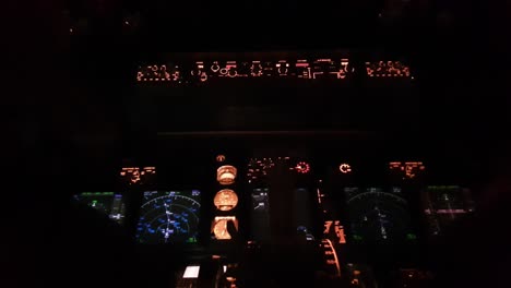cabina de avión con instrumentos iluminados por la noche