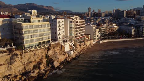 Propiedades-Frente-Al-Mar-A-Lo-Largo-De-Los-Acantilados-De-La-Popular-Ciudad-Turística-De-Benidorm,-España---Antena